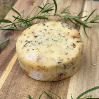 Ser dojrzewający z czosnkiem niedźwiedzim, czosnkiem granulowanym, bazylią i płatkami pomidorów